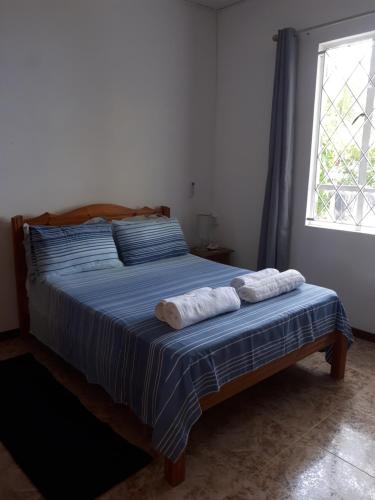 - une chambre avec un lit et 2 serviettes dans l'établissement Apt in La Gaulette, à La Gaulette
