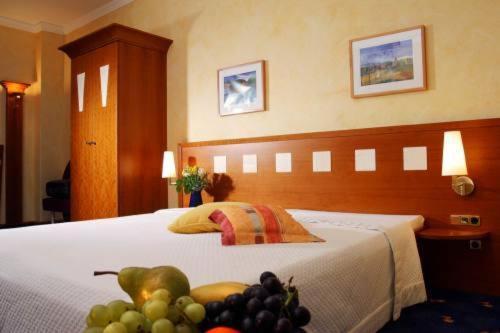 a bed with a bunch of fruit on it at WITTMANNs in Neumarkt in der Oberpfalz