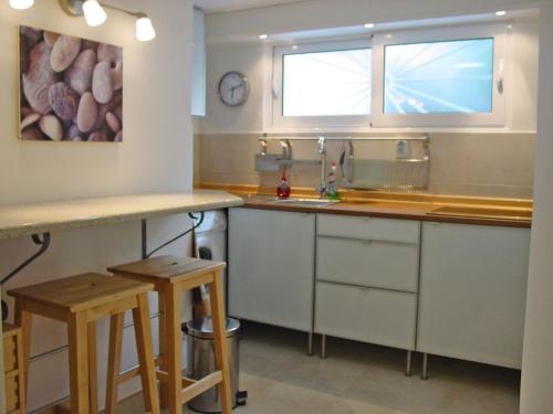 uma cozinha com um balcão, um lavatório e uma janela em Apartment Mimosa em Kotor