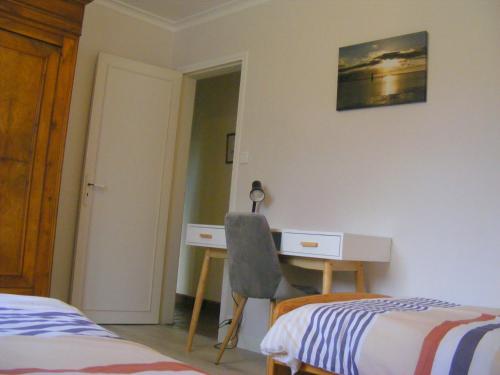 Ένα ή περισσότερα κρεβάτια σε δωμάτιο στο Maison classée 3 étoiles, grand jardin clos au calme Proche centre ville, 10 min des plages