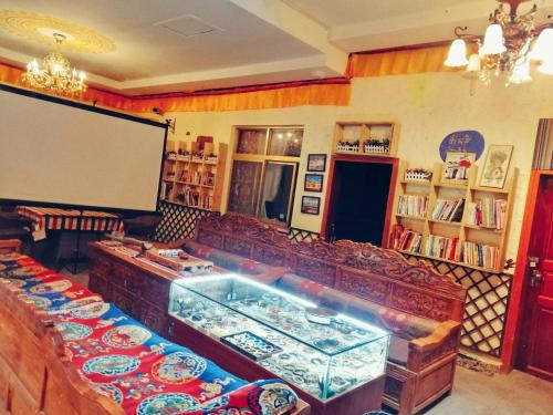 拉薩的住宿－格桑花香香氛酒店，一间房间,配有投影屏幕和沙发