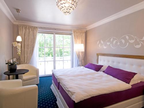 A bed or beds in a room at Amethyst Hotel Garni Lüneburg