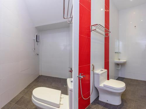 ein Badezimmer mit einem weißen WC und einem Waschbecken in der Unterkunft REMEMBER HOTEL BUKIT GAMBIR in Pagoh