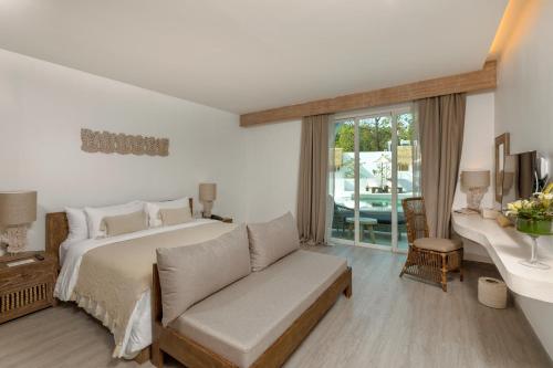 Katil atau katil-katil dalam bilik di Eden Beach Khaolak Resort and Spa A Lopesan Collection Hotel - SHA Extra Plus