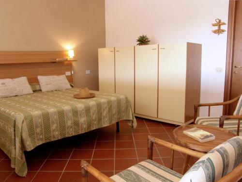 Cette chambre comprend 2 lits et une table. dans l'établissement Agriturismo La Quiete, à Levanto