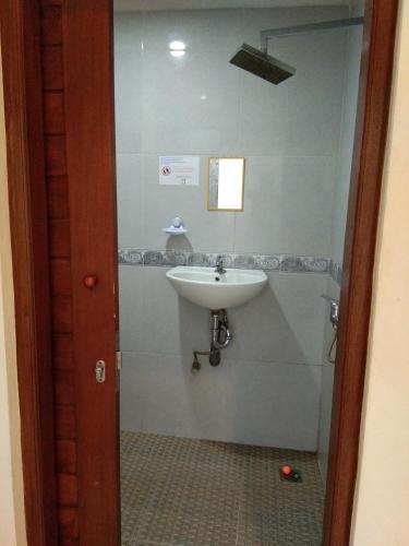 a bathroom with a sink in a room at SunwuKong Guest House in Ubud