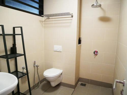 Tamarind Suites by Elite Stay في سيبرجايا: حمام مع مرحاض ومغسلة