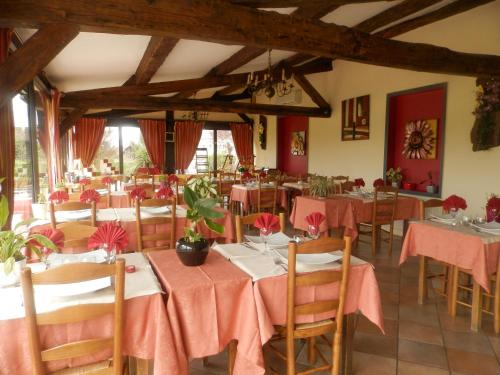 Un restaurante o sitio para comer en Le Relais des 5 Chateaux