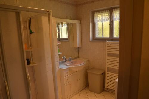 ein Bad mit einem Waschbecken und einem WC in der Unterkunft Gîte Les Glycines 68230 TURCKHEIM in Turckheim