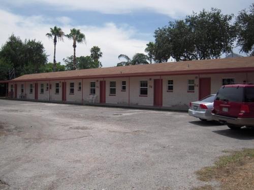 un edificio con un coche aparcado en un aparcamiento en Bayfront Cottages, en Rockport