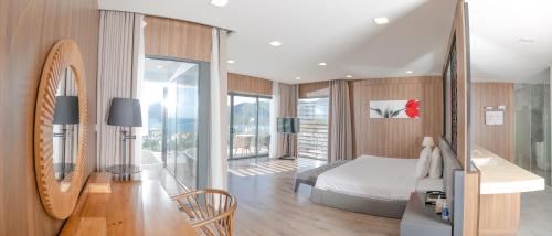 Un dormitorio con una cama y un escritorio en una habitación. en Acqua Villa Nha Trang Managed by Alternaty, en Nha Trang
