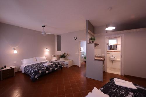 ペスキエーラ・デル・ガルダにあるSK Homeのベッド1台、バスルームが備わる広い客室です。