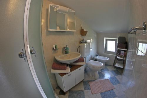 Koupelna v ubytování Room and Apartment Doris