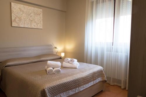En eller flere senge i et værelse på Sirmione Acque del Garda Apartments