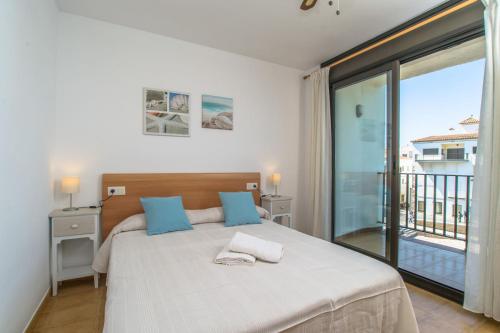 1 dormitorio con 1 cama grande y balcón en Costabravaforrent Perris, en L'Escala