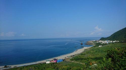a view of a beach and the ocean at Fei Yu Fei Beach Hostel in Lanyu