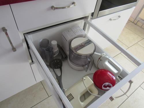 un tiroir dans une cuisine avec des ustensiles dans l'établissement La Hugotière, à Friville-Escarbotin