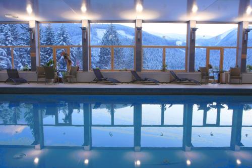 una piscina de hotel con vistas a las montañas en Hotel Boboty en Terchová