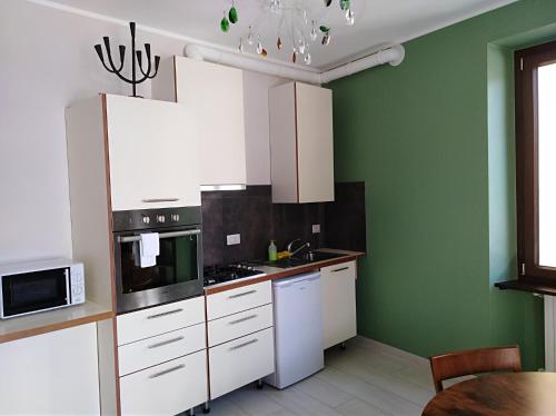 Una cocina o zona de cocina en Nel cuore di Stresa