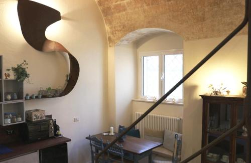 uma sala de jantar com uma mesa e uma janela em Milleunastella em Montescaglioso