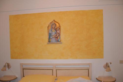 ポジターノにあるLa Mammolaのベッドの上の十字架絵