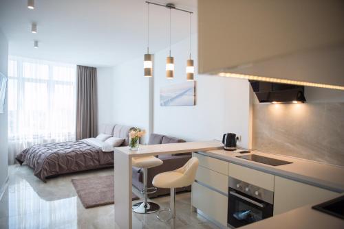 eine Küche mit einem Schreibtisch und ein Bett in einem Zimmer in der Unterkunft Sea Star Apartments (sea view) in Odessa