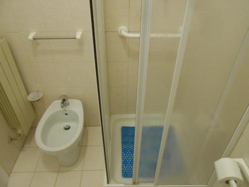 a small bathroom with a shower and a toilet at PENSIONE VERDE LUNA in Orbetello