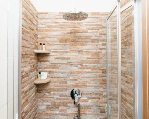 een badkamer met een stenen muur bij EverSun in Massa Lubrense