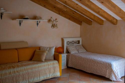 Un pat sau paturi într-o cameră la Villa Pineland