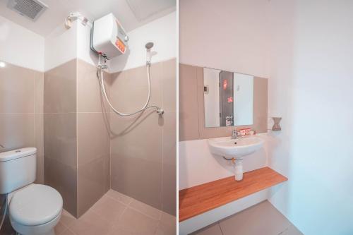 Duas fotografias de uma casa de banho com WC e lavatório. em OYO Flagship 728 Baileys Apartment em Tangerang