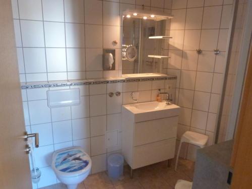 アールベックにあるHaus zum Sternのバスルーム(トイレ、洗面台、鏡付)