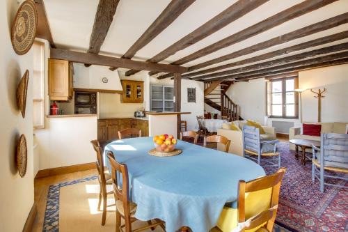 une cuisine et une salle à manger avec une table bleue et des chaises dans l'établissement Le Corsaire de Solidor, à Saint-Malo