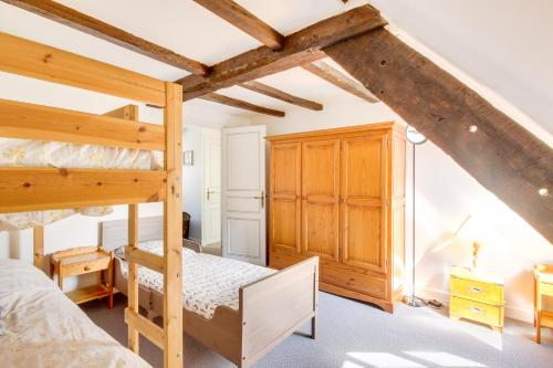 - une chambre avec des lits superposés dans l'établissement Le Corsaire de Solidor, à Saint-Malo