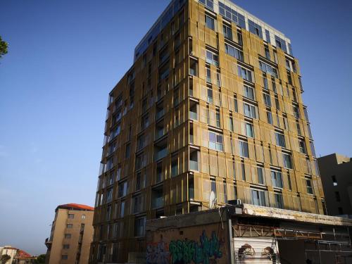 テルアビブにあるLuxury Apartment Port of Jaffaの背の高い黄色の建物