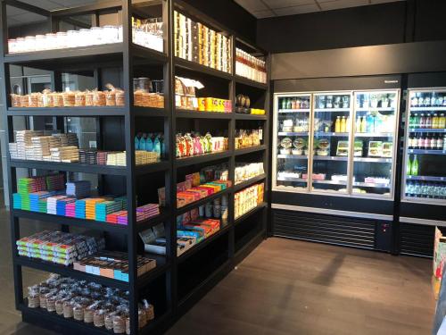 un magasin rempli de nombreux types de denrées alimentaires différents dans l'établissement Ramada by Wyndham Amsterdam Airport Schiphol, à Badhoevedorp
