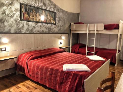 1 dormitorio con 2 literas con sábanas rojas en Populus, en Siracusa