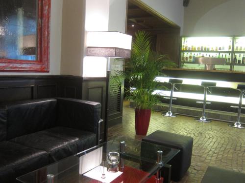 a lobby with a couch and a table and a bar at Bon-Apart in Görlitz