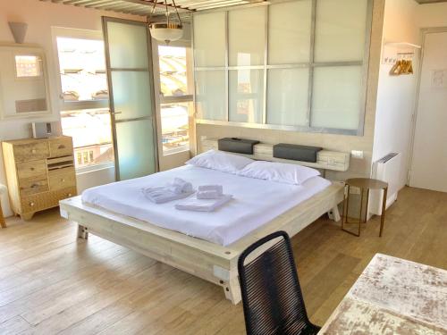 En eller flere senge i et værelse på LUXURY STUDIO UNIQUE VIEW NEAR MAIN STATION