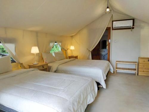 Tempat tidur dalam kamar di Seribu Resort Thousand Island