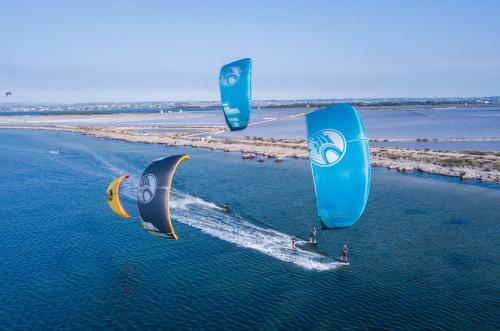 three people are windsurfing in the water on the ocean at ProKite Alby Rondina - RESORT - in Birgi Vecchi