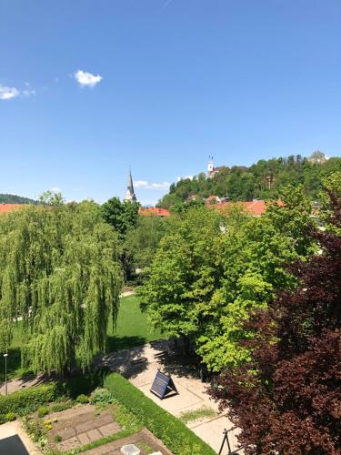 vista su un parco alberato e su una panchina di Castle View Studio a Lubiana