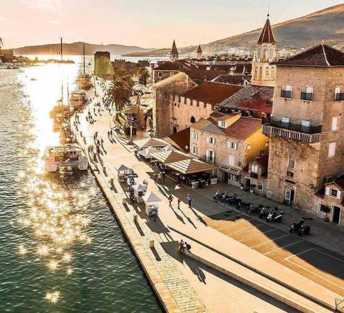 Výhled na řeku, která protéká v blízkosti apartmánu