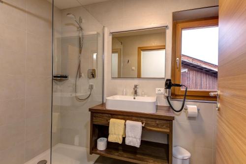 uma casa de banho com um lavatório e um chuveiro em Apparthotel Marteshof em Pfelders