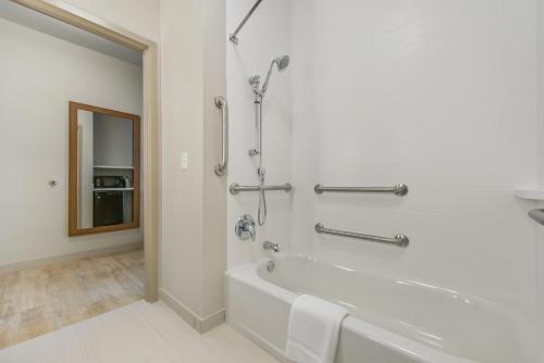 bagno bianco con vasca e doccia di Holiday Inn Express & Suites - Carrollton West, an IHG Hotel a Carrollton