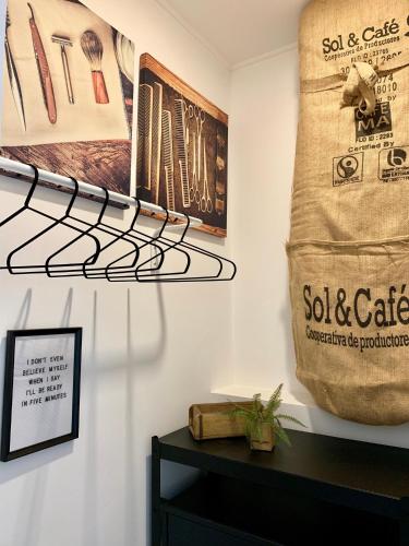 una habitación con un estante y una bolsa en la pared en Sandra's Lounge, en Klagenfurt