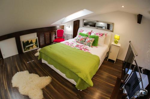 En eller flere senge i et værelse på Elegancki loft w centrum.