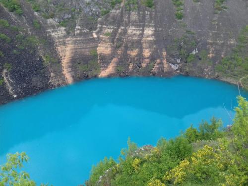a view of a blue lake in the mountains at APARTMAN MATKOVIĆ in Imotski