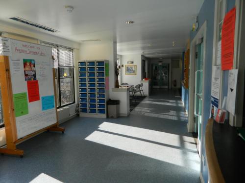 un pasillo en un edificio con luz solar brillando en el suelo en Andrew Stewart Hall, en Stirling