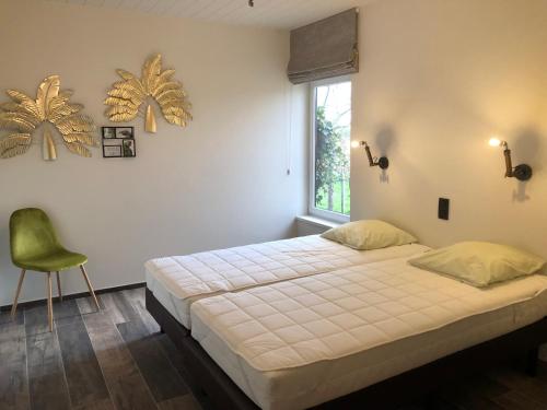 Un pat sau paturi într-o cameră la Domein Rietvelde