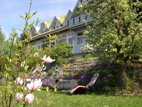 塞勒姆的住宿－索嫩斯泰因拜爾健康酒店，前面有花园的房子